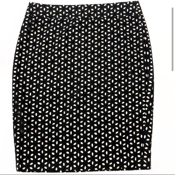LOFT Floral Cotton Eyelet Pencil
Skirt From Size 10 - Picture 3 of 11